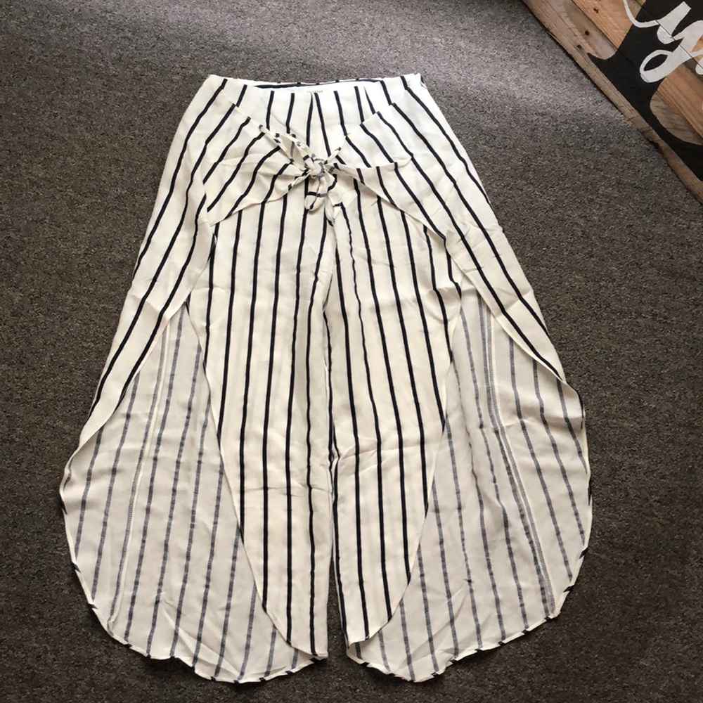 En Creme-Flowly pants! NTW Size small!
